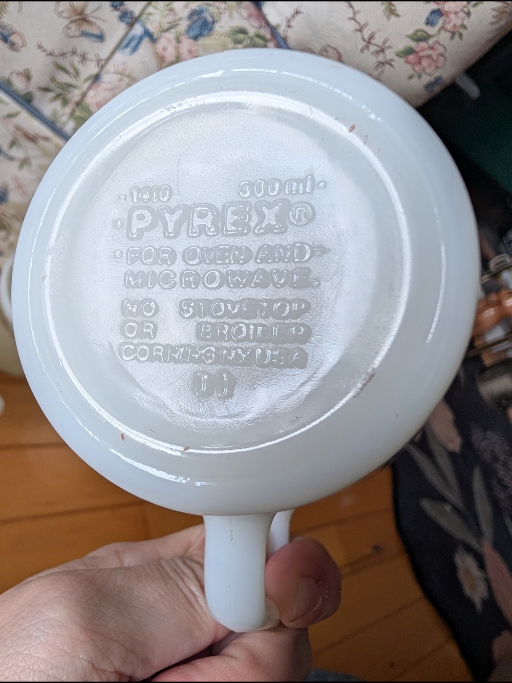 4 Vtg Pyrex Mugs - Picture 4 of 6